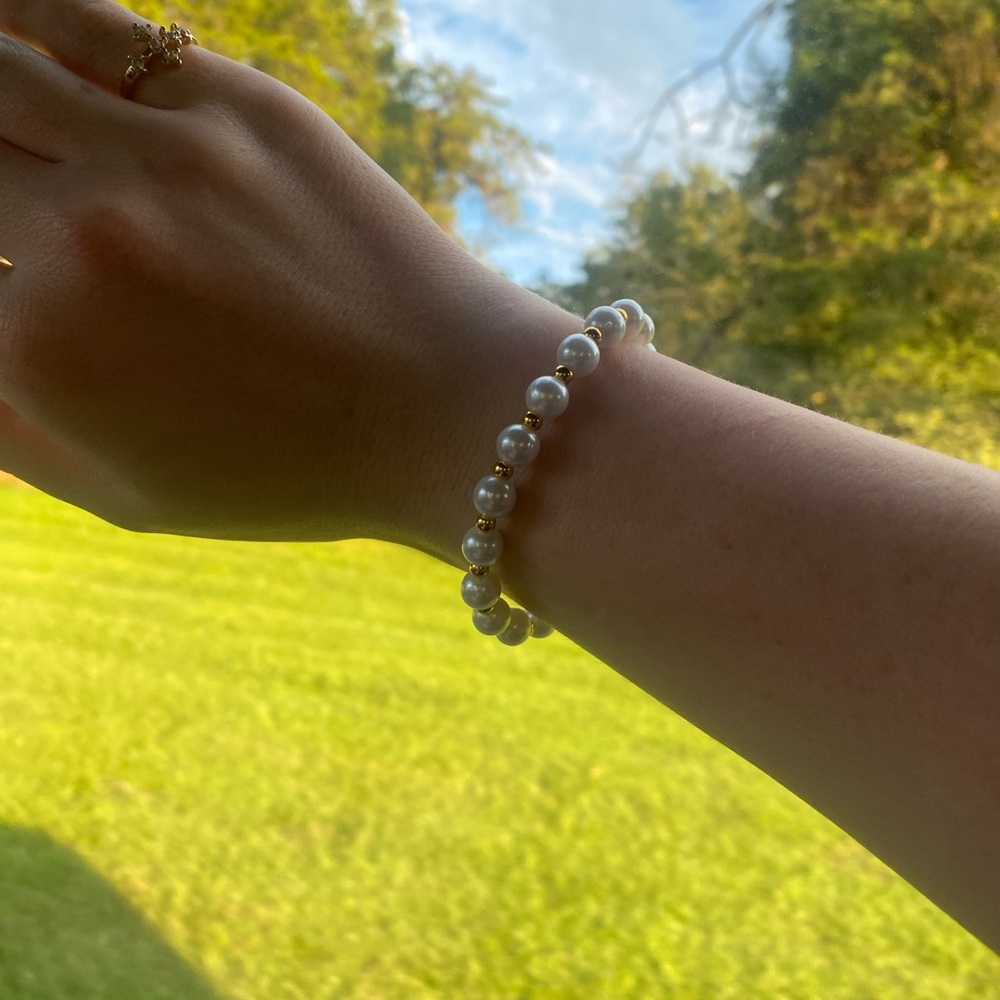 Elegant Pearl and Gold Beaded Bracelet